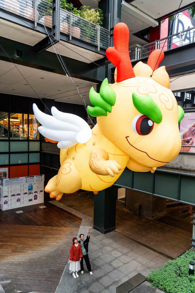 新光三越台北信义新天地A8「龙抬龙繫」，由气球造型的金龙翱翔天际，拍摄效果好。（石智中摄）