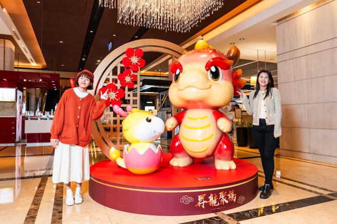 新光三越台北信义新天地A4「富贵圆龙」，由圆滚滚的火龙搭配吉祥龙儿，象徵花开富贵。（石智中摄）