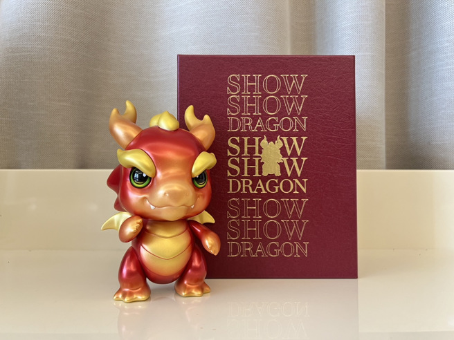 1月29日起至2月29日于新光三越App点数专区扣skm points 1万1000点，可兑换李永丞老师设计的「新光三越龙年限定公仔」，限量99只。（新光三越提供）