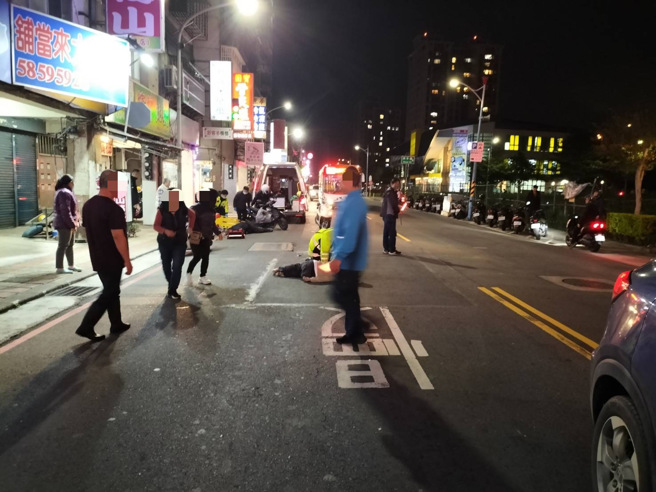 车祸现场2名伤者倒地，骑士当场无生命迹象，送医宣告不治。（翻摄画面）