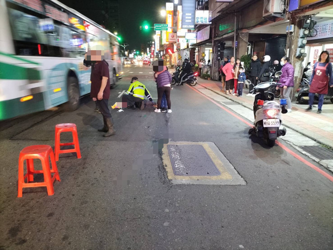 车祸现场2名伤者倒地，骑士当场无生命迹象，送医宣告不治。（翻摄画面）