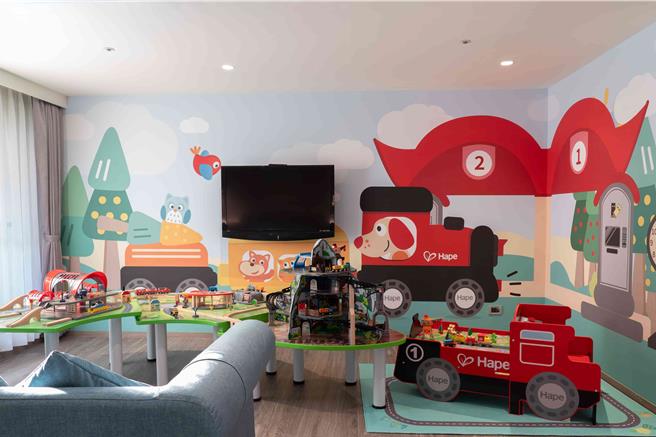 全台首创新型态亲子主题房在高雄义大天悦饭店登场！义大世界园区内的义大天悦饭店与全球最大的德国木制玩具品牌Hape携手打造出属于孩子的梦幻主题乐园，同时推出住房专案，希望让爸妈和小朋友一起经歷奇幻旅程。（天悦饭店提供／林雅惠高雄传真）