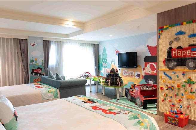 全台首创新型态亲子主题房在高雄义大天悦饭店登场！义大世界园区内的义大天悦饭店与全球最大的德国木制玩具品牌Hape携手打造出属于孩子的梦幻主题乐园，同时推出住房专案，希望让爸妈和小朋友一起经歷奇幻旅程。（天悦饭店提供／林雅惠高雄传真）