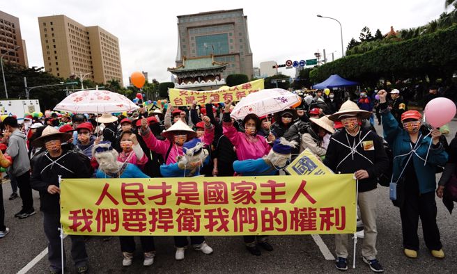 公权力以司法及税法进行迫害，将人民逼上街头，司法独立还有很长路要走。（法税改革联盟提供）