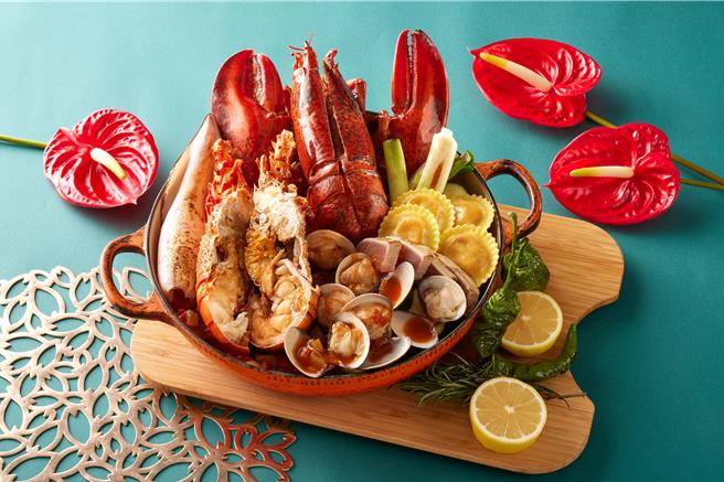 「比萨屋」义式餐厅「豪华海鲜炖锅」常温年菜，内含波士顿龙虾与青壳龙虾、澎湖小卷等海鲜好料，12日前预定享4752元优惠价。(台北喜来登大饭店提供)