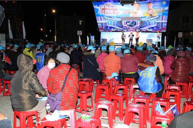 选战剩最后3天，蓝续办小型造势政见会，9日晚在马公市锁港举办。（许逸民摄）