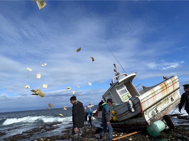 1艘渔船昨晚驶进绿岛灯塔时不慎搁浅，透过渔民协力合作，船只终于脱困。（读者提供／蔡旻妤台东传真）