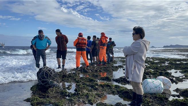 1艘渔船昨晚驶进绿岛灯塔时不慎搁浅，透过渔民协力合作，船只终于脱困。（读者提供／蔡旻妤台东传真）