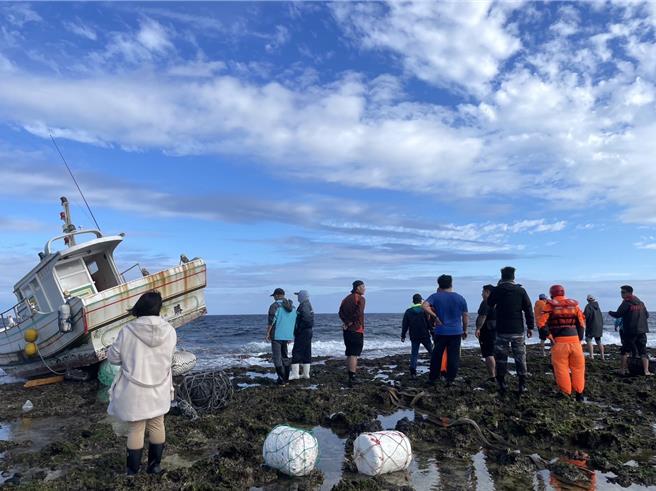 1艘渔船昨晚驶进绿岛灯塔时不慎搁浅，透过渔民协力合作，船只终于脱困。（读者提供／蔡旻妤台东传真）