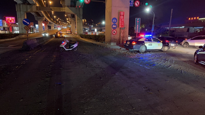 該路口全部都是砂石車灑落的泥水砂石。（翻攝畫面）