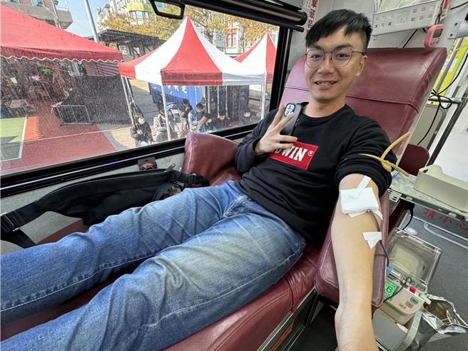 2024年首轮「捐血有爱、爱在金门」活动末场今日巡迴金湖镇新市里篮球场举行，在捐血车就定位后就陆续涌入热情民眾到场响应捐血活动。(于家麒摄)