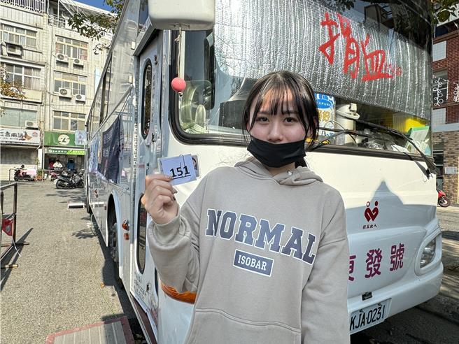 为响应「捐血一袋、救人一命」的快乐，平日在超商工作的陈小姐也拨空到场乐当「首捐族」。(于家麒摄)