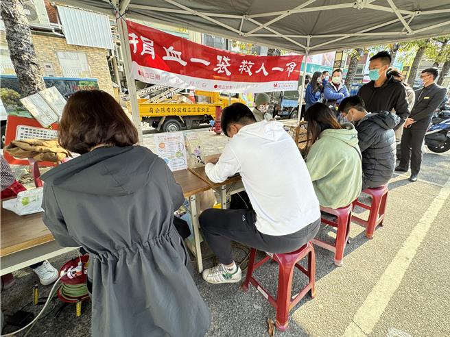 金门今年上半年最后一场巡迴捐血活动今天在金湖镇新市里篮球场登场，现场有大批民眾排队等着登录资料，相当踊跃。(于家麒摄)