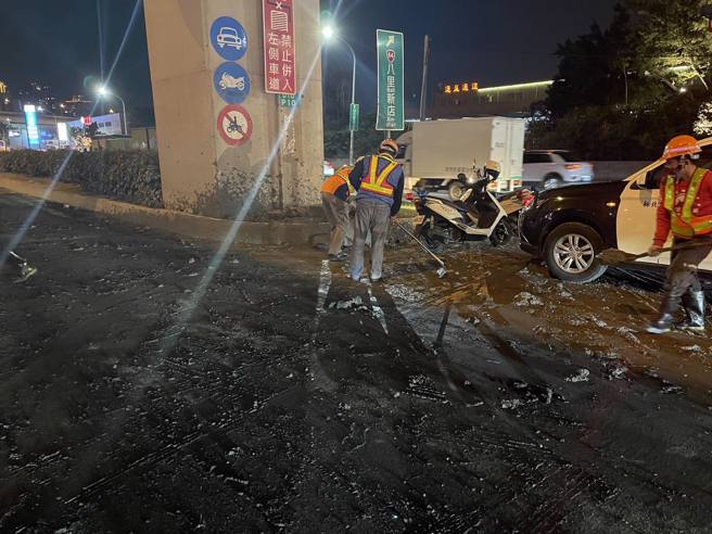 該路口全部都是砂石車灑落的泥水砂石，清潔隊正在清掃。（陳明義服務處提供）