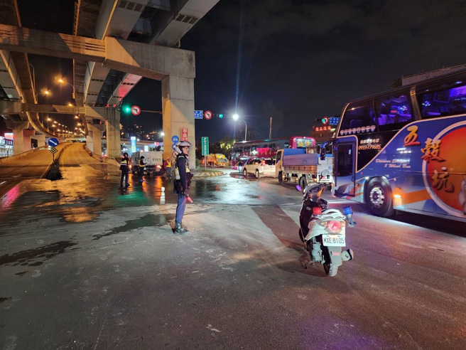 該路口在晚間9時許全數清理乾淨。（翻攝畫面）