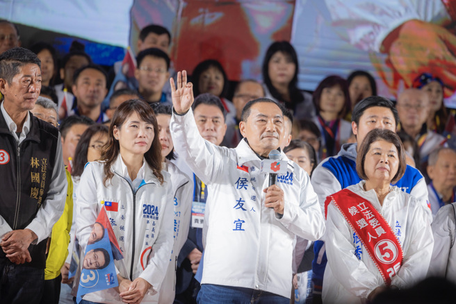 國民黨總統候選人侯友宜的「台灣平安、人民侯康，嘉義團結勝利大會」今（9）晚在嘉義吸引超過3萬嘉義鄉親力挺。侯友宜說，他誠懇邀請柯文哲主席白色的力量一起團結下架民進黨，他當選會組成聯合政府，結合藍白共治。（侯友宜競辦提供）