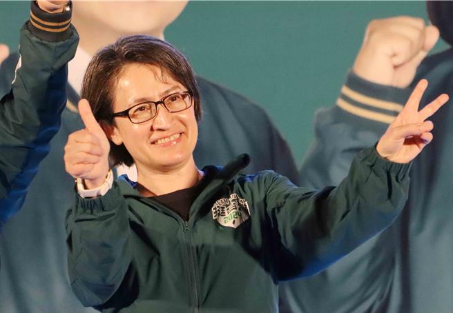 民进党9日晚间在嘉义市中正公园办「美德站出来、嘉义逗阵拚」造势晚会，现场吸引近3000位支持者到场，民进党副总统候选人萧美琴压轴助讲。（吕妍庭摄）