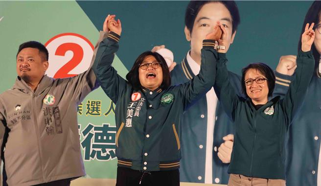 民进党9日晚间在嘉义市中正公园办「美德站出来、嘉义逗阵拚」造势晚会，民进党副总统候选人萧美琴（右）为党籍嘉义市立委候选人王美惠（中）助讲。（吕妍庭摄）