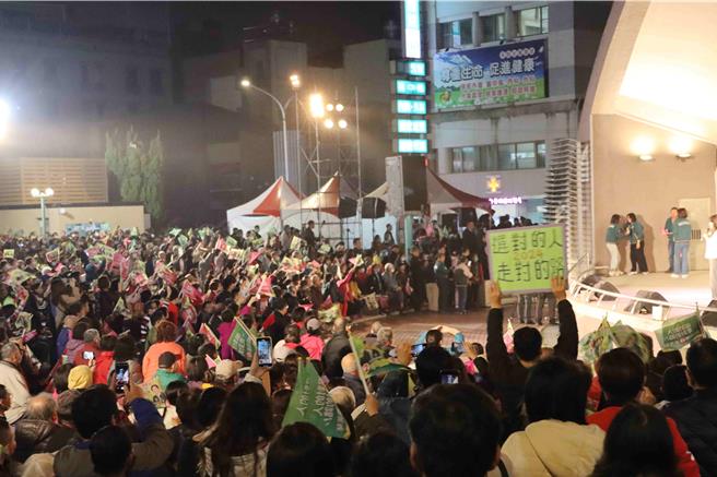 民进党9日晚间在嘉义市中正公园办「美德站出来、嘉义逗阵拚」造势晚会，现场吸引近3000位支持者到场。（吕妍庭摄）