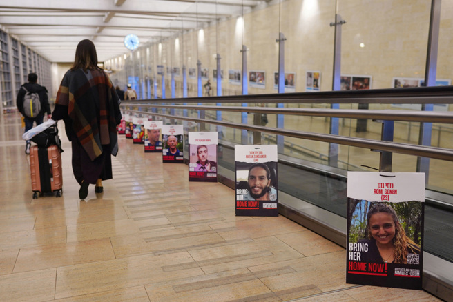 以色列特拉維夫班古里昂機場（Ben Gurion Airport）機場，今年1月持續張貼加薩戰爭爆發當天遭哈瑪斯擄走人質的照片。（路透）