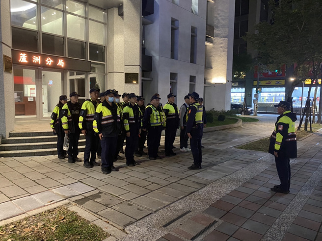 警方巡查辖区热点，防止有心人事闹事。（翻摄画面）