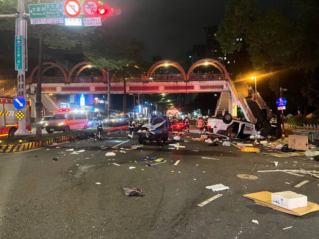 车祸现场物品散落一地，休旅车四轮朝天。（翻摄画面）