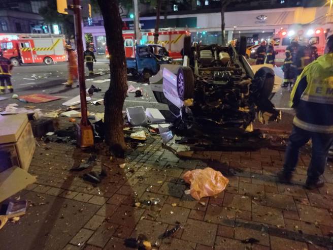 车祸现场物品散落一地，休旅车四轮朝天。（翻摄画面）