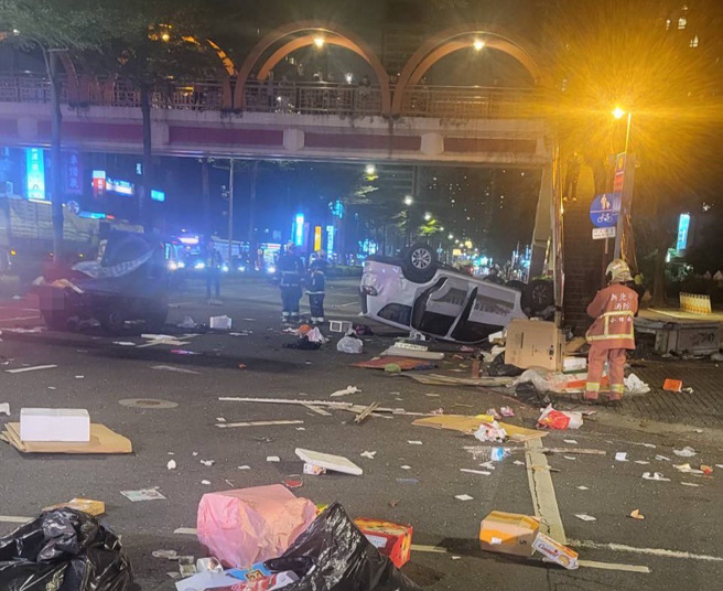 车祸现场物品散落一地，休旅车四轮朝天。（翻摄画面）