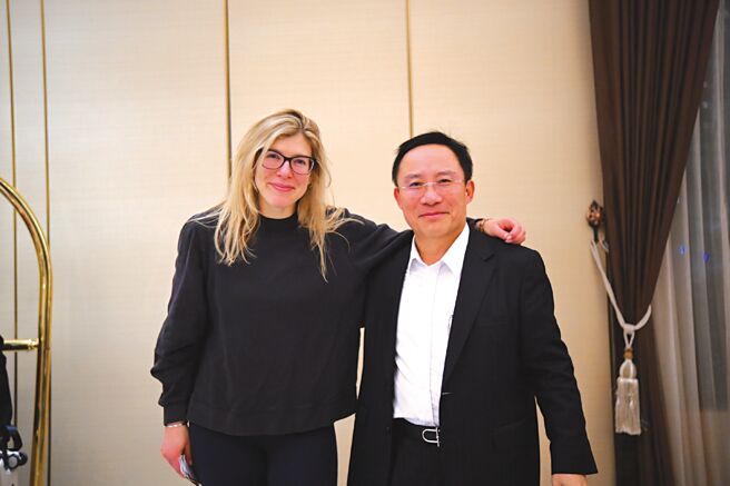 美國哈佛教授Meg Rithmire（左）應永佳捷電梯董事長許作名（右）之邀來台，為其新書推薦寫序，並將赴中研院演講與大選觀察拜會候選人。圖／永佳捷提供