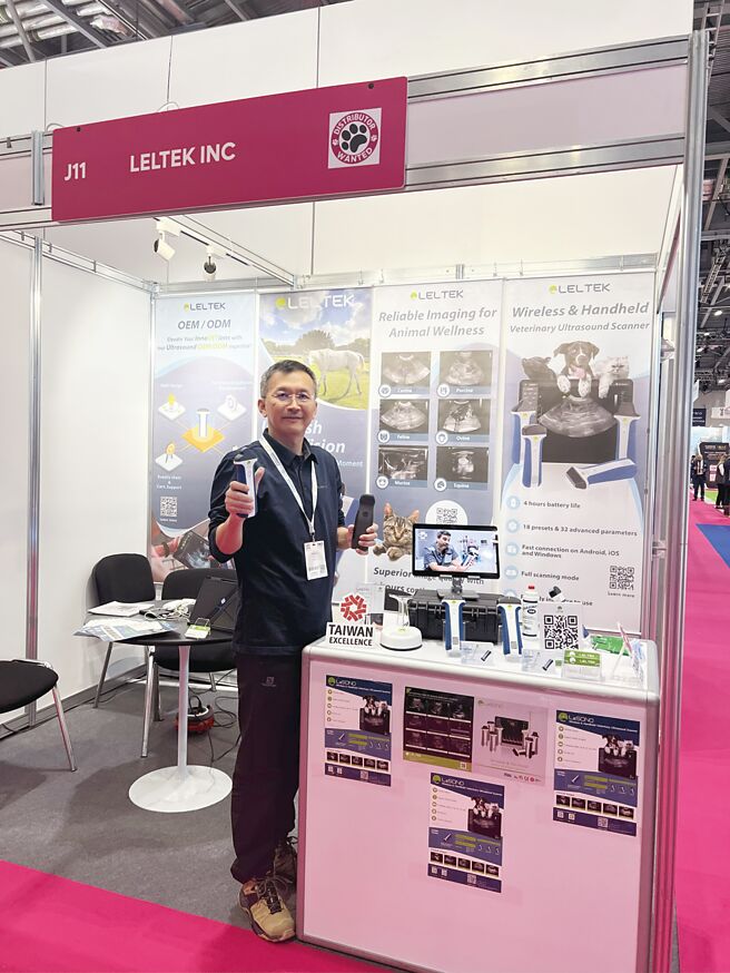 超象科技總經理劉國平於倫敦獸醫展展示無線超音波產品，受國際客戶肯定。圖／業者提供