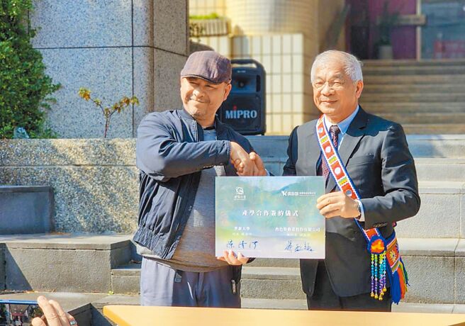 世新大學「全媒體原住民專班」啟動招生，與金鐘獎動畫團隊冉色斯動畫公司簽署產學合作。圖／世新大學提供