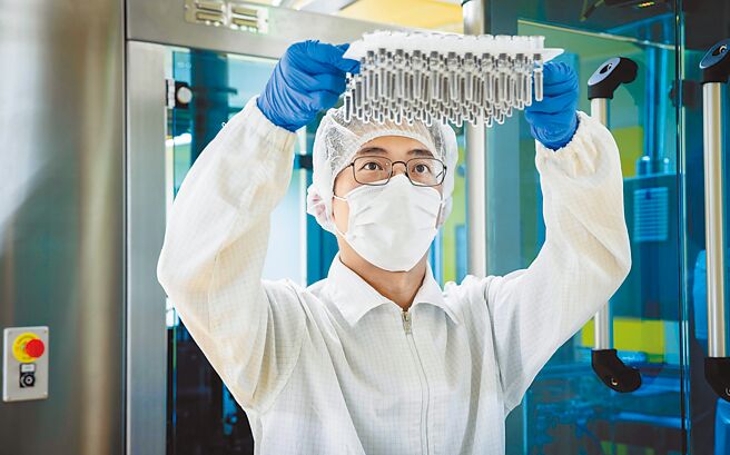 中華民國防疫學會理事長王任賢8日表示，高端疫苗已停產，沒有理由拒絕公開。圖為高端疫苗產線。（摘自高端疫苗生物製劑公司官網）