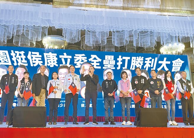 國民黨8日舉辦桃園挺侯康立委全壘打勝利大會，包含黨主席朱立倫（左六）、市長張善政（左五）及立委候選人一字排開，展現團結氣勢拚勝選。（呂筱蟬攝）
