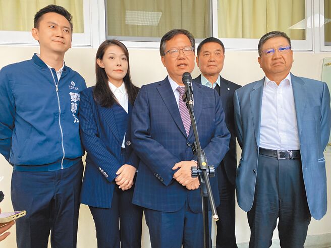 為解決竹竹苗高中就學需求量問題，行政院副院長鄭文燦（中）8日到新竹市與竹竹苗首長座談，允諾今年度將增4班、未來逐年至116學年增加至少50班，名額至少1700人。鄭背後4人右起分別為新竹縣長楊文科（右起）、苗栗縣長鍾東錦、新竹市長高虹安、竹北市長鄭朝方。（陳育賢攝）