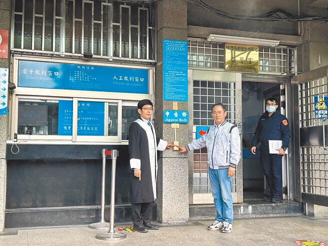 國民黨彰化縣立委一選區候選人阮厚爵（右）8日現身地檢署控告對手意圖使人不當選，認為陳年往事在選舉期間重提，是對手養案已久的攻擊手段，強調影片是多年好友聚會產生摩擦爭吵，他沒有羅致政委員的實力，能夠立刻要求下架或禁止轉發，會努力學習情緒控管。（阮厚爵提供／吳建輝彰化傳真）