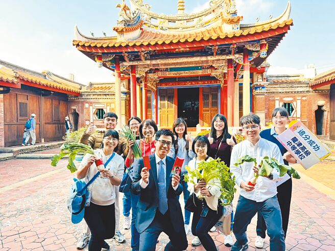 台中市龍津高中師生日前到大肚磺溪書院祈福，準備青蔥、芹菜、蘿蔔等供品，寓意聰明、勤勉和好彩頭，讓考生懷抱信心迎戰考試。（龍津高中提供／潘虹恩台中傳真）