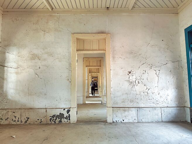 高雄市国定古蹟原日本海军凤山无线电信所于112年封园，启动第一期修復工程。（杨舒婷摄）