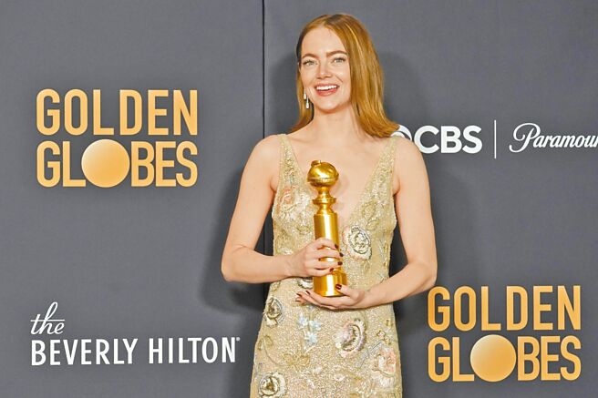 艾玛史东以《可怜的东西》拿下音乐及戏剧类最佳女主角，打败强敌玛格罗比。（美联社）