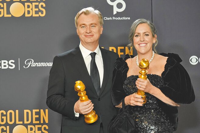 克里斯多福诺兰（左）、爱妻兼工作伙伴艾玛汤玛斯在本届金球奖以《奥本海默》拿走5大奖。（美联社）