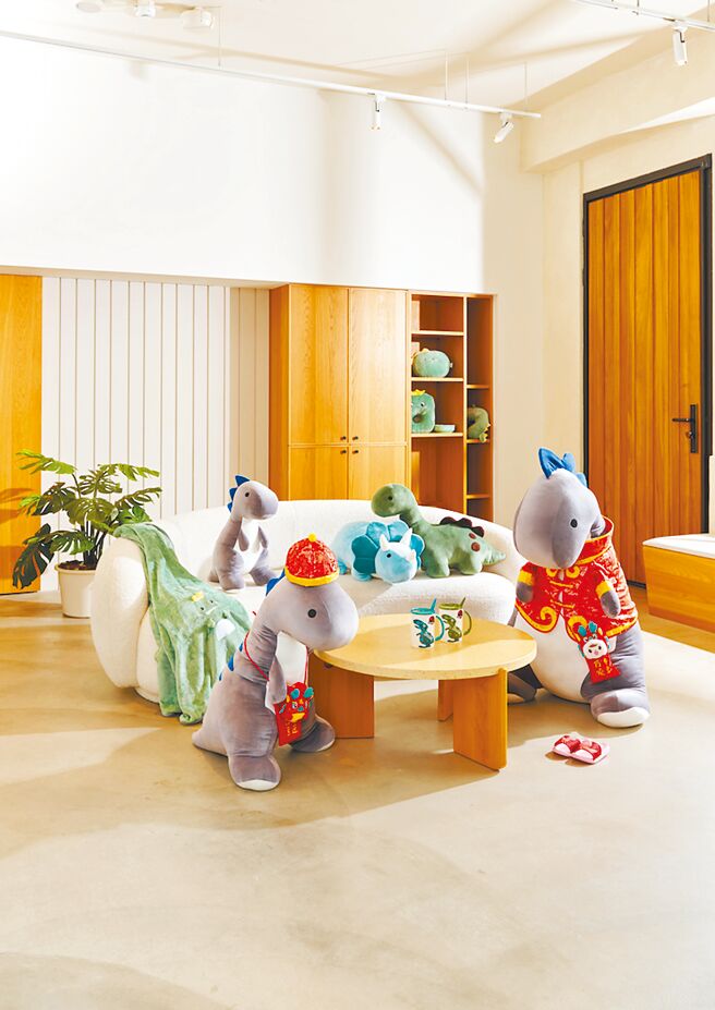 龙年除旧布新，大润发发现「恐龙」家饰意外暴红。（大润发提供）