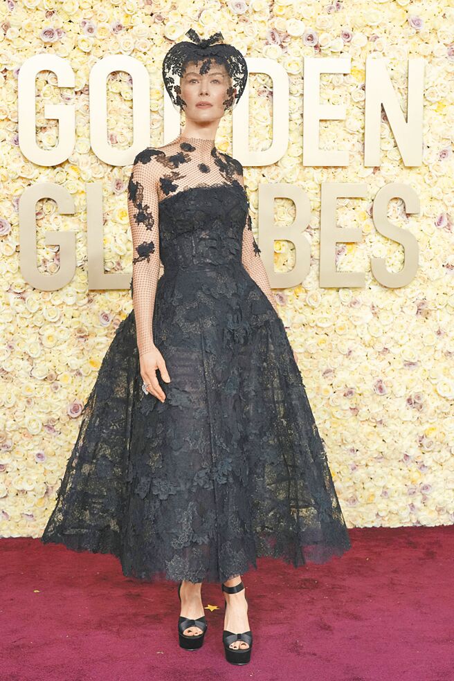 羅莎蒙派克本來就是高冷形象，穿著Dior黑色高訂蕾絲禮服搭蕾絲面紗，神祕又優雅。（美聯社）