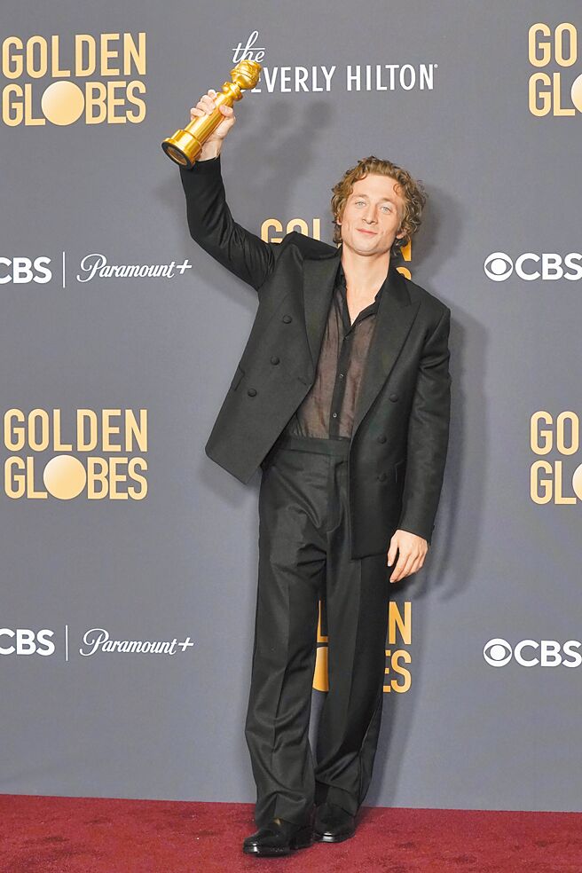 《大熊餐廳》男星傑瑞米艾倫懷特穿Calvin Klein透視襯衫，展現好身材。（美聯社）