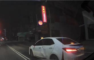 車身都凹了還蛇行 警攔查他竟自豪「買毒品獲贈毒咖啡包」