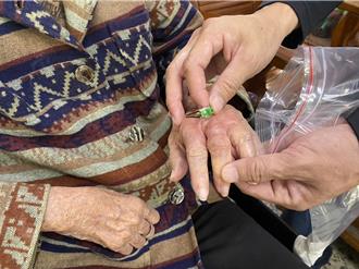 9旬阿嬤手指卡戒痛到不行 家屬不忍同意「剪除」