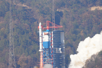 两样情 台湾狂发警报 欧洲太空总署 欢庆卫星发射成功