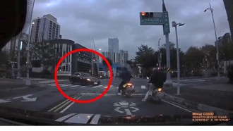 好無辜！等個紅燈也出事 賓士車「高速過彎失控」連三撞釀3人傷