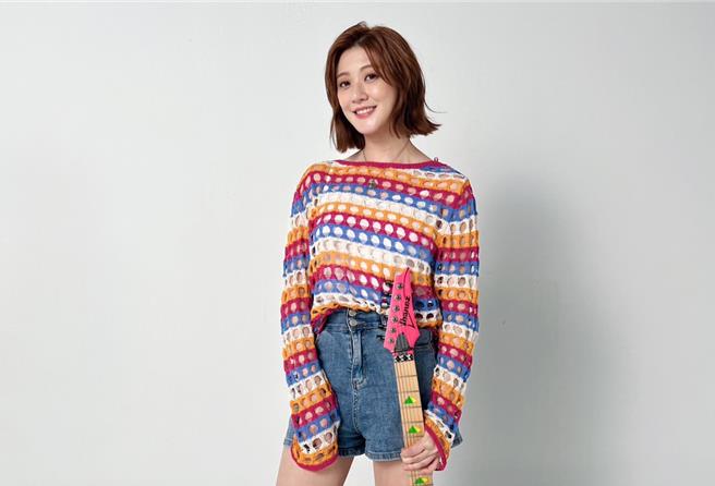 林逸欣在〈Make a Plan〉MV变身电吉他手。（鑫羽工作室提供）