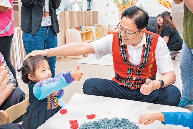 張善政市長（右）出席復興巴陵社區公共托育家園暨育兒資源站，為全國第1處設置於原住民自治區之托育機構。（圖／桃園巿政府社會局提供）
