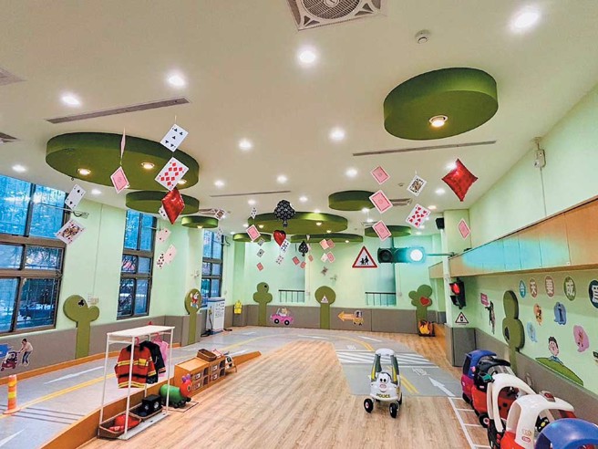 親子館不定期更新環境布置，增加趣味及新鮮感，圖為中壢五權親子館愛麗絲夢遊仙境主題風格。（圖／桃園巿政府社會局提供）
