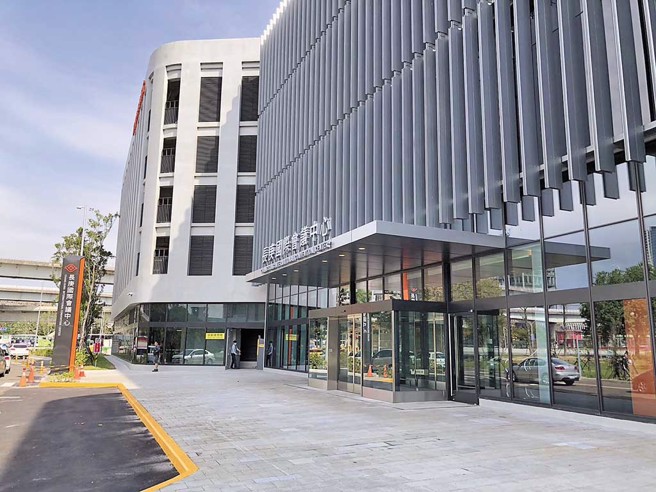 长庚医疗财团法人投资14.6亿元兴建营运桃园长庚转运站，一旁还有4层楼的国际会议中心。（图／桃园市政府交通局）
